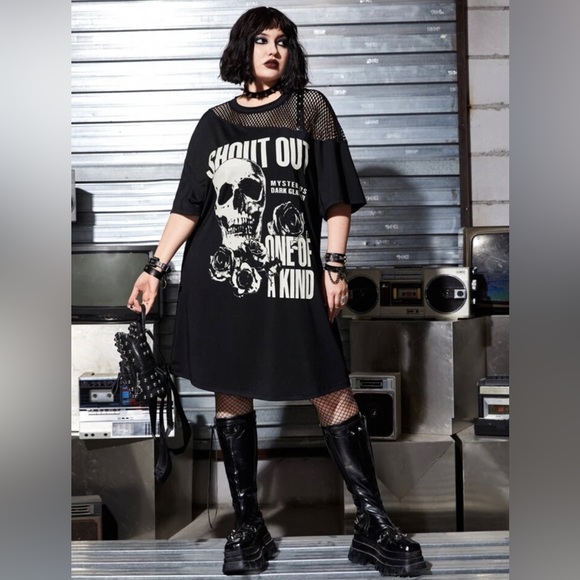 Romwe Plus Skull & Letter Graphic Contrast Fishnet Tee Dress with solid back. - Picture 8 of 9